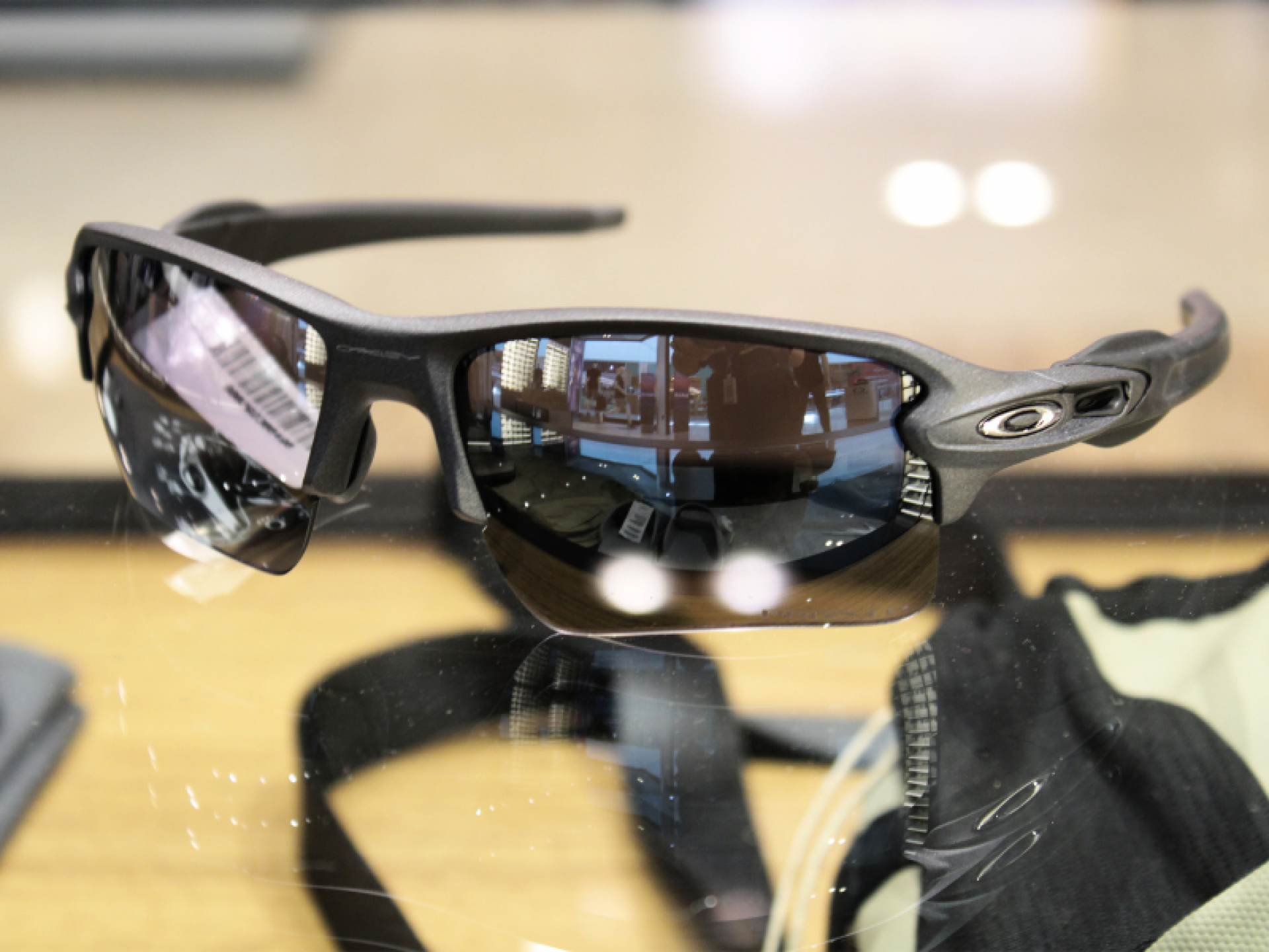 Óculos de sol preto da marca Oakley, modelo Flak 2.0 XL.