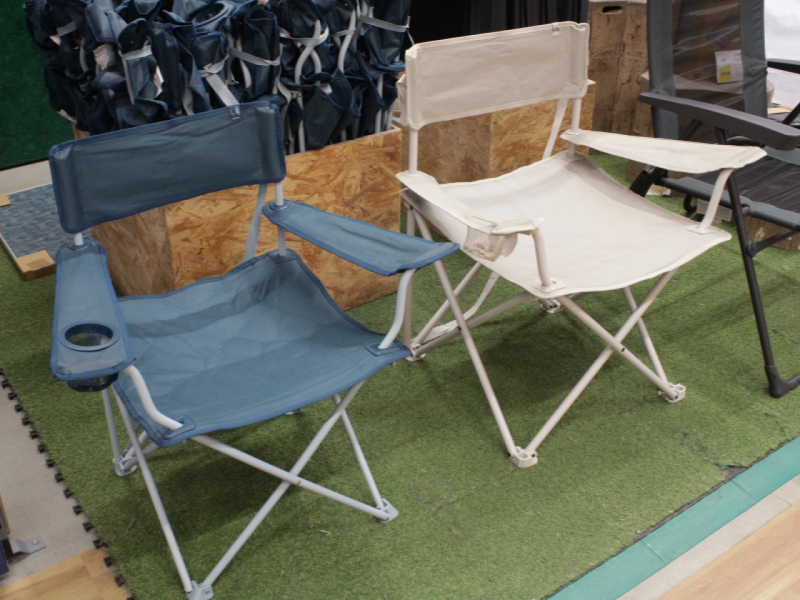 Duas cadeiras dobráveis de camping lado a lado.