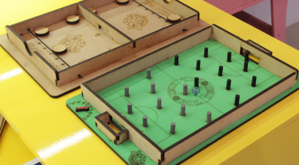 Jogos de madeira em uma mesa amarela.