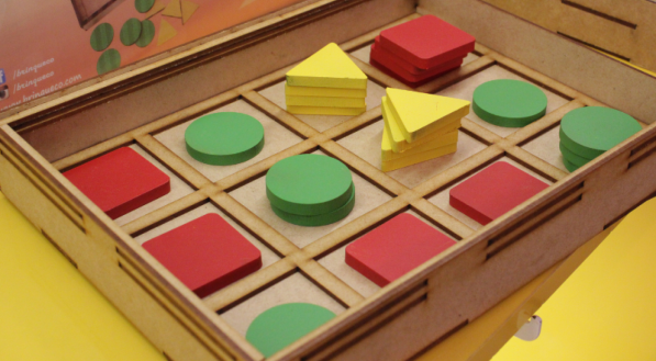 Jogo de madeira colorido para encaixar.