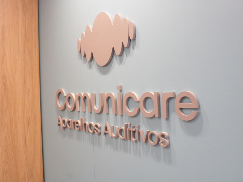 A imagem mostra o letreiro da Comunicare de forma aproximada.