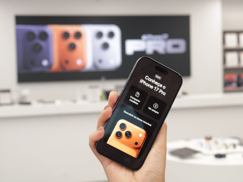 iPhone Pro segurado por uma mão.