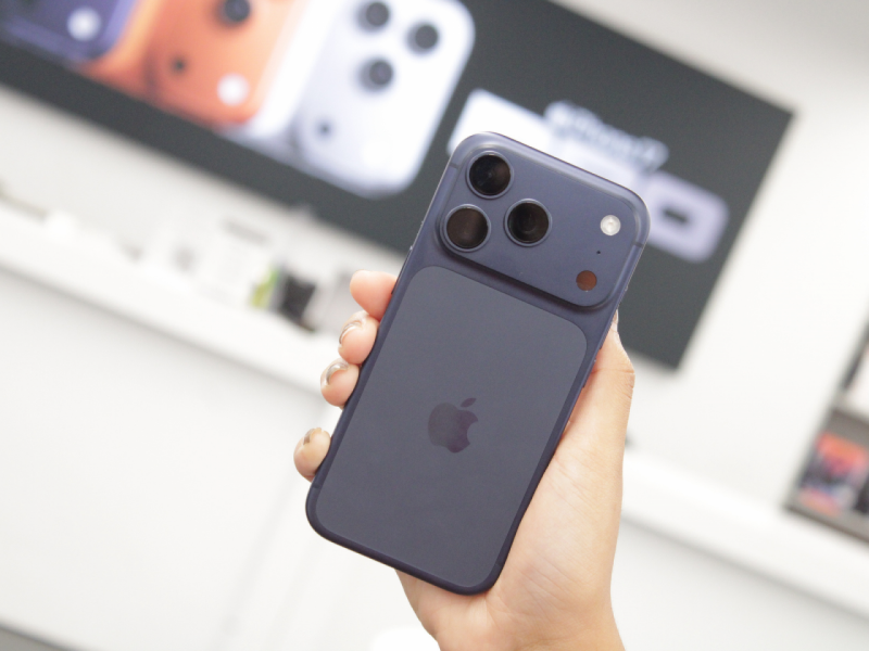 iPhone Pro segurado por uma mão.