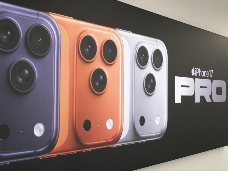 Banner em parede com silhuetas do iPhone 17 Pro.