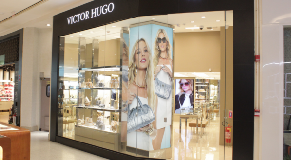 A imagem mostra a fachada da loja Victor Hugo no RioMar Recife