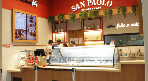 A imagem mostra a fachada da San Paolo, com paredes vermelhas e um logo de bigode.