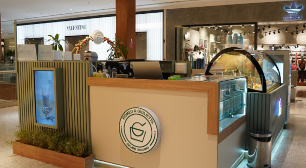 A imagem mostra a fachada da Romeo & Giulietta, que é um quiosque moderno de cores claras.