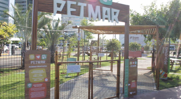 
A imagem mostra a entrada do PetMar, o espaço para animais de estimação do RioMar Recife 