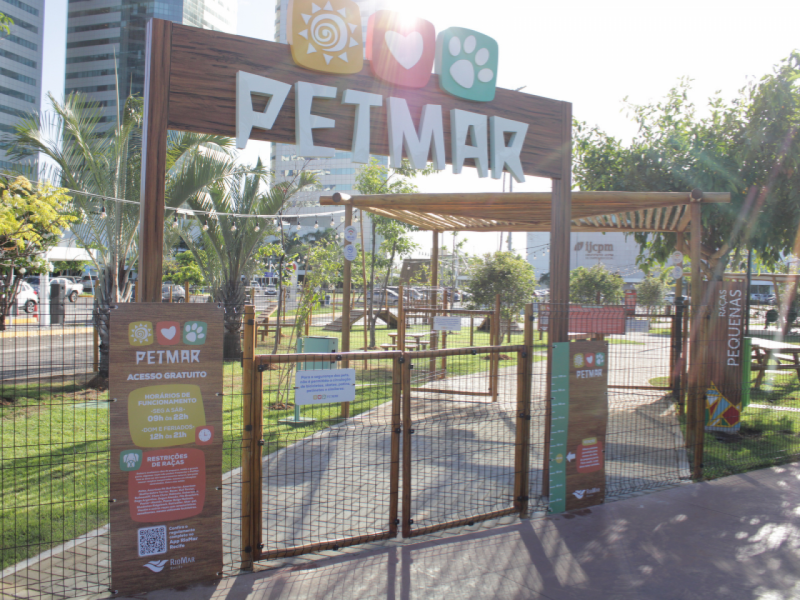  A imagem mostra a entrada do PetMar, o espaço para animais de estimação do RioMar Recife 