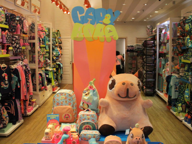 A imagem mostra o interior da loja Pucket com a coleção de capivaras em destaque. 