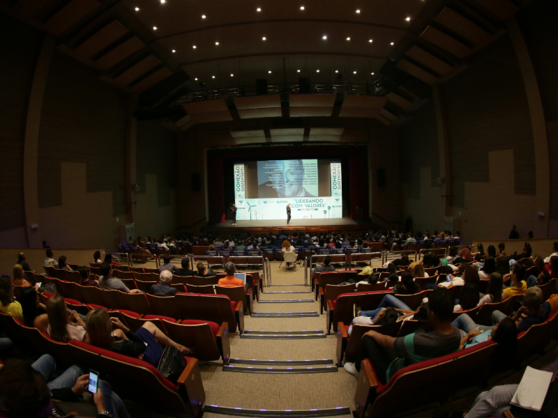 Vista panorâmica do Teatro RioMar Recife durante uma palestra.