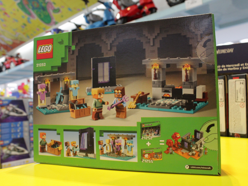 A imagem uma caixa de blocos de montar Lego Minecraft.