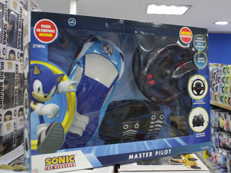 A imagem mostra o brinquedo Sonic Master Pilot com controle remoto.