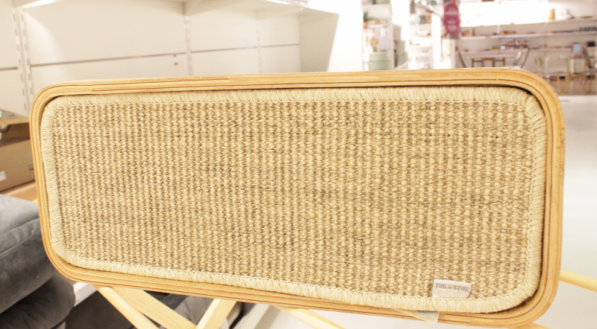 A imagem mostra um arranhador retangular de parede, com uma superf&iacute;cie plana de sisal emoldurada por madeira