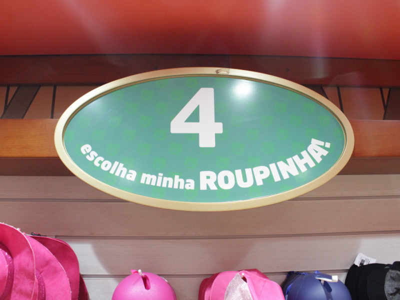 A imagem mostra a etapa 4 (escolha minha roupinha!), que indica a área onde você seleciona as roupas para vestir a pelúcia.