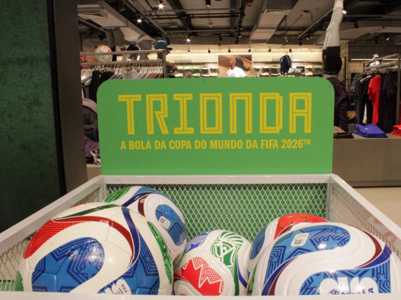 A imagem mostra uma grade com várias bolas da coleção Trionda