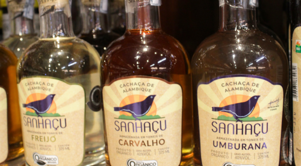 A imagem mostra três tipos de cachaça de Sanhaçu lado a lado