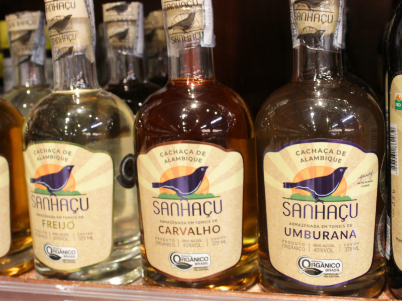 A imagem mostra três tipos de cachaça de Sanhaçu lado a lado