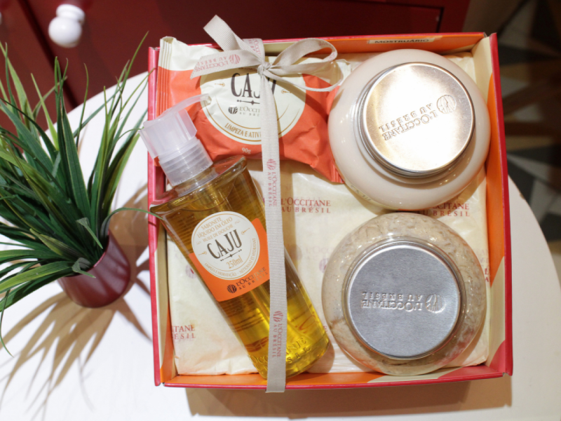 A imagem mostra um kit de 4 produtos de beleza com rótulo laranja