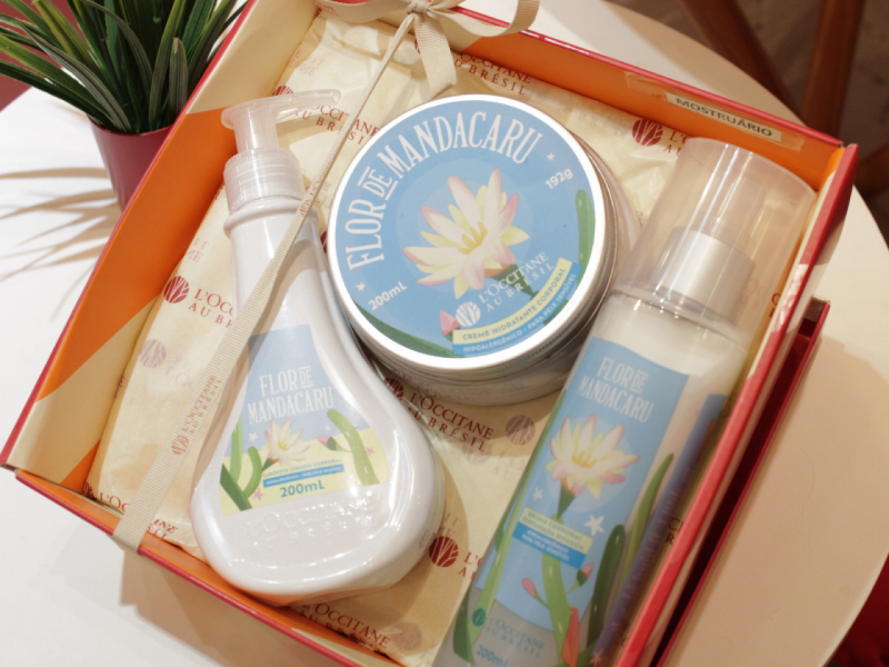 A imagem mostra um kit de 3 produtos de beleza com rótulo azul 