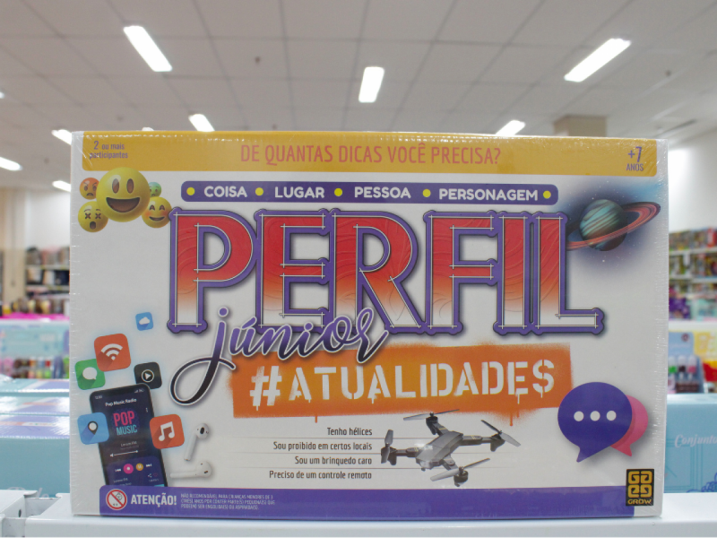 A imagem mostra a caixa do jogo "Perfil Júnior ENTITY_sharp_ENTITYAtualidades" da Grow, um jogo de adivinhação sobre "Coisa, Lugar, Pessoa, Personagem".