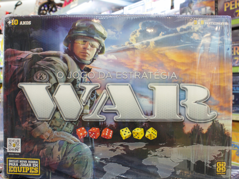 A imagem mostra a caixa do clássico jogo de estratégia "War" da Grow, ilustrada com um soldado em uniforme militar e dados, sobre um fundo de mapa.