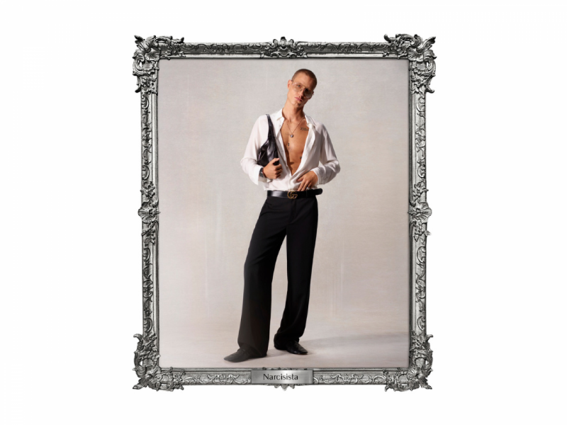 A imagem mostra um visual Narcisista da nova coleção da Gucci, com camisa branca de seda aberta, calça preta de corte amplo e um cinto "GG" em destaque.