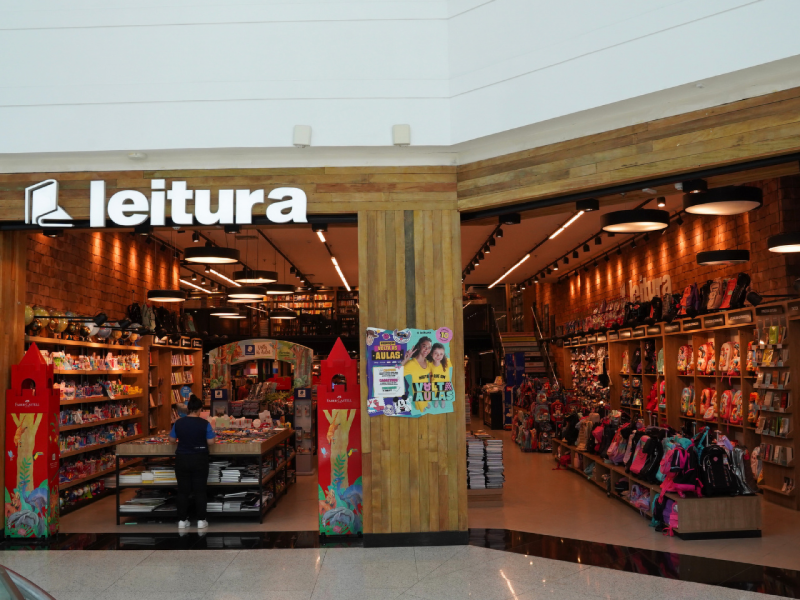 A imagem mostra a fachada da Livraria Leitura