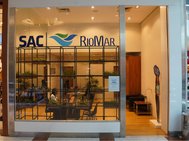 A imagem mostra de perto as instruções do Locker