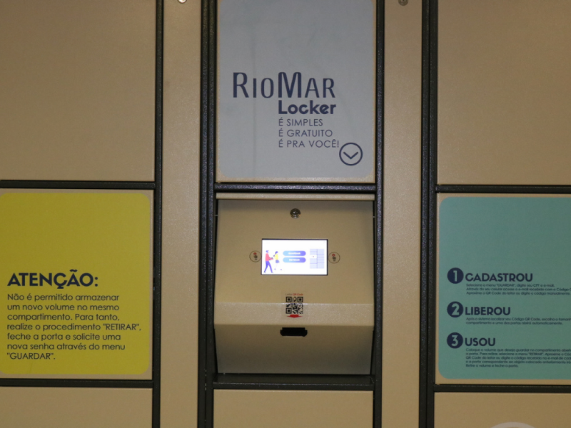 A imagem mostra de perto as instruções do Locker