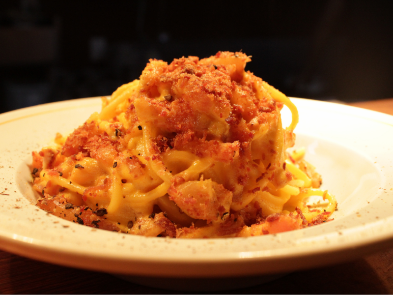 A imagem mostra um prato do Spaghetti à Carbonara, um dos principais do menu de jantar.