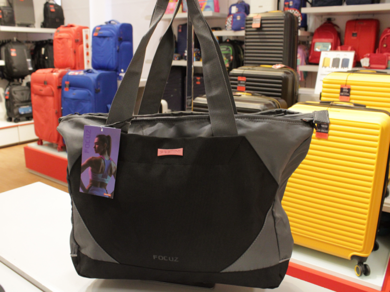  A imagem mostra uma bolsa tote preta e cinza da Sestini
