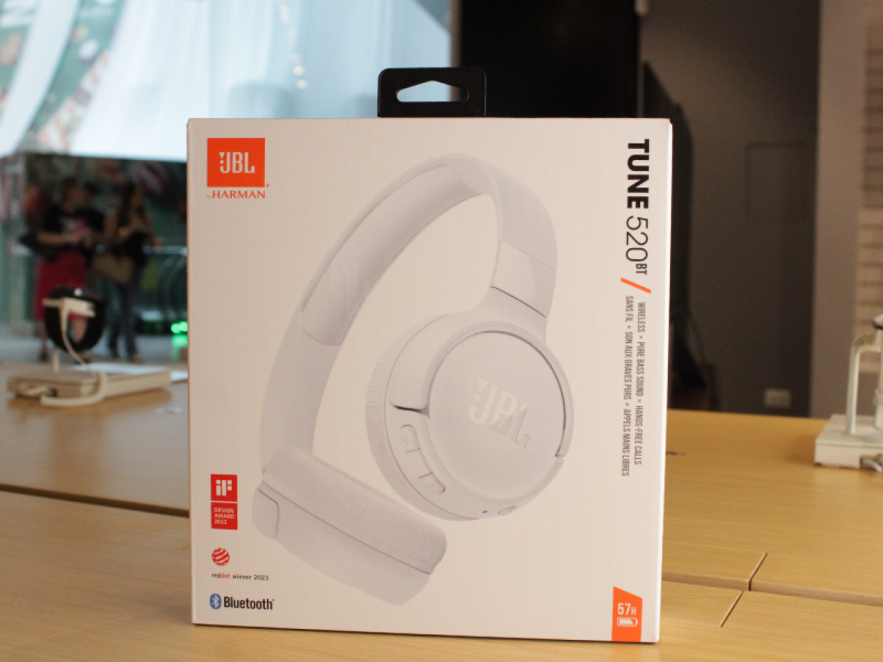 A imagem mostra a caixa de um fone de ouvido JBL Tune 520BT branco.