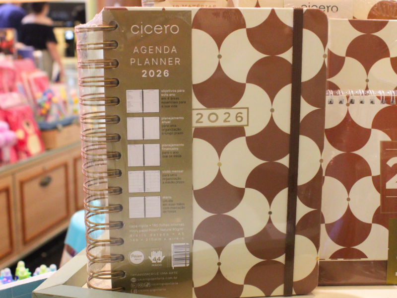 A imagem mostra uma Agenda Planner 2026 da Cicero em tons de branco e marrom