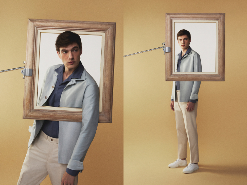Montagem de dois quadros em fundo mostarda: um homem veste jaqueta azul-clara, camisa azul-escura e calça bege. A imagem o enquadra em duas molduras, sugerindo arte e moda. Montagem de dois quadros em fundo mostarda: um homem veste jaqueta azul-clara, camisa azul-escura e calça bege. A imagem o enquadra em duas molduras, sugerindo arte e moda.