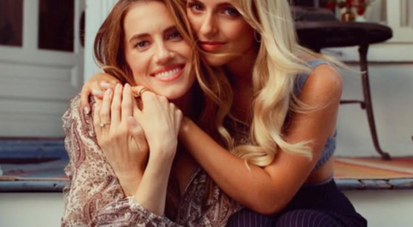 A imagem mostra duas mulheres abraçadas no poster do filme 'Se não fosse você'