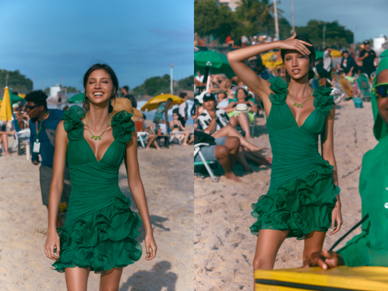 A mesma modelo em duas poses na praia: à esquerda, sorrindo e caminhando com um minivestido verde esmeralda com babados; à direita, posando, protegendo-se do sol. A mesma modelo em duas poses na praia: à esquerda, sorrindo e caminhando com um minivestido verde esmeralda com babados; à direita, posando, protegendo-se do sol.