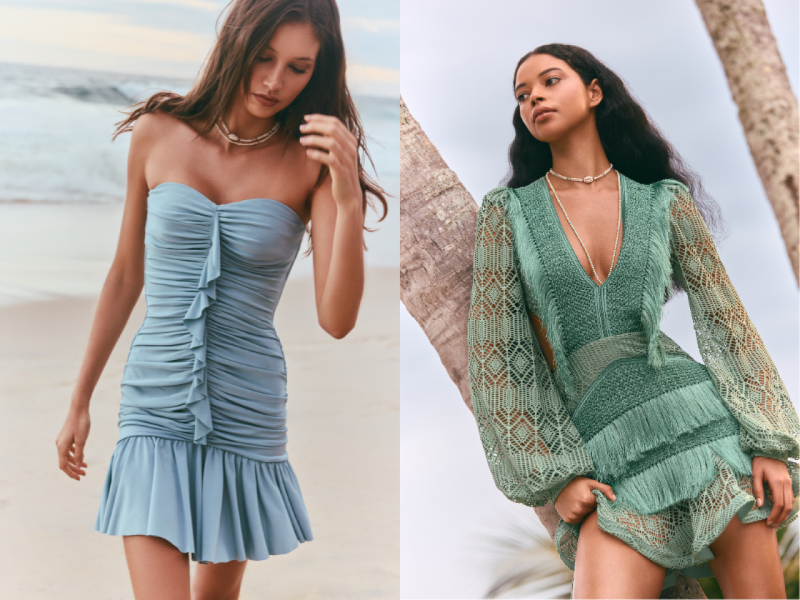 Duas modelos: à esquerda, um minivestido azul claro tomara que caia com tecido franzido; à direita, um vestido verde-água de mangas longas em crochê com franjas, ambas na praia. Duas modelos: à esquerda, um minivestido azul claro tomara que caia com tecido franzido; à direita, um vestido verde-água de mangas longas em crochê com franjas, ambas na praia.