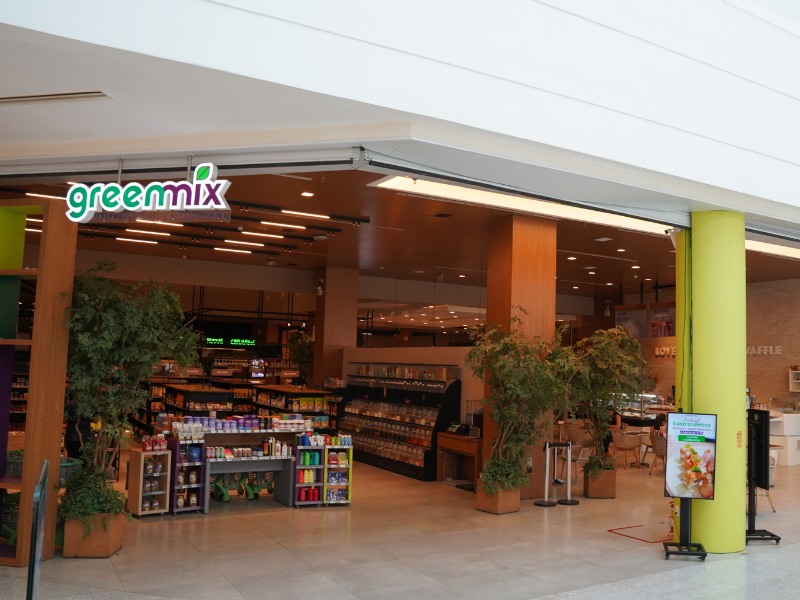 A fachada ampla da loja e empório 