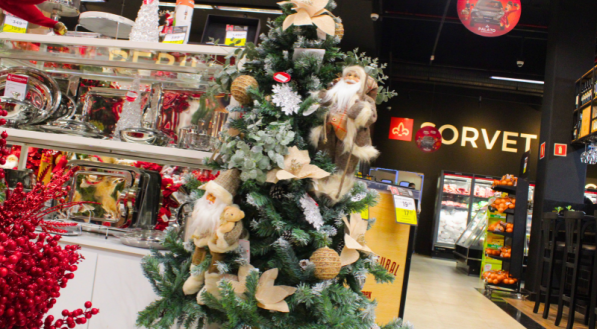 &Aacute;rvore de Natal de 1,80m decorada em tons r&uacute;sticos e claros, com Papais No&eacute;is em tecido e flores secas.