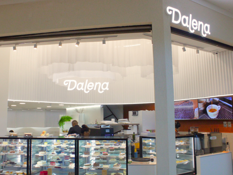 Fachada da loja com o nome 