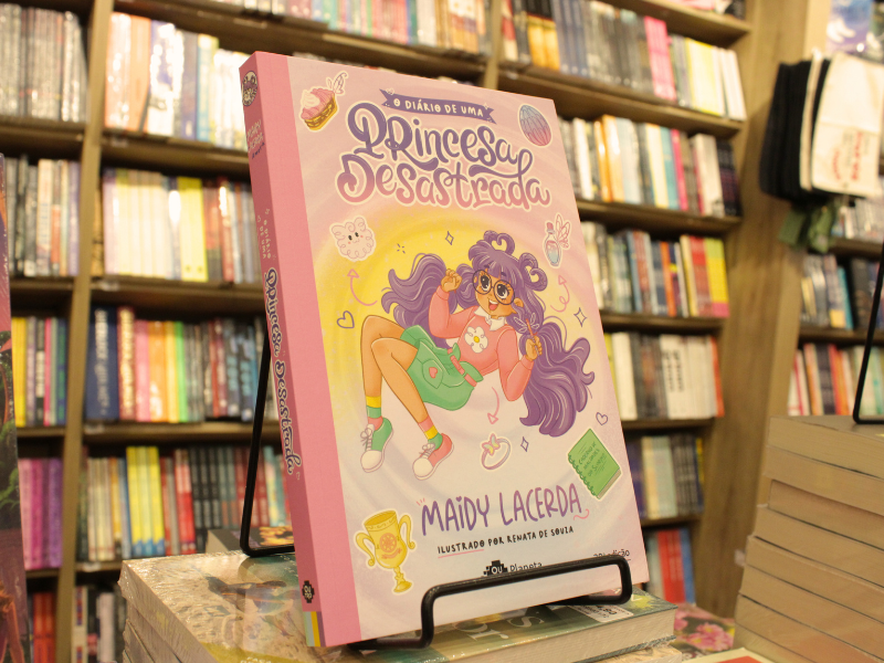 Um livro em destaque chamado 