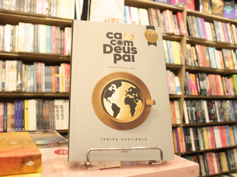 Um livro de capa cinza e dourada chamado 