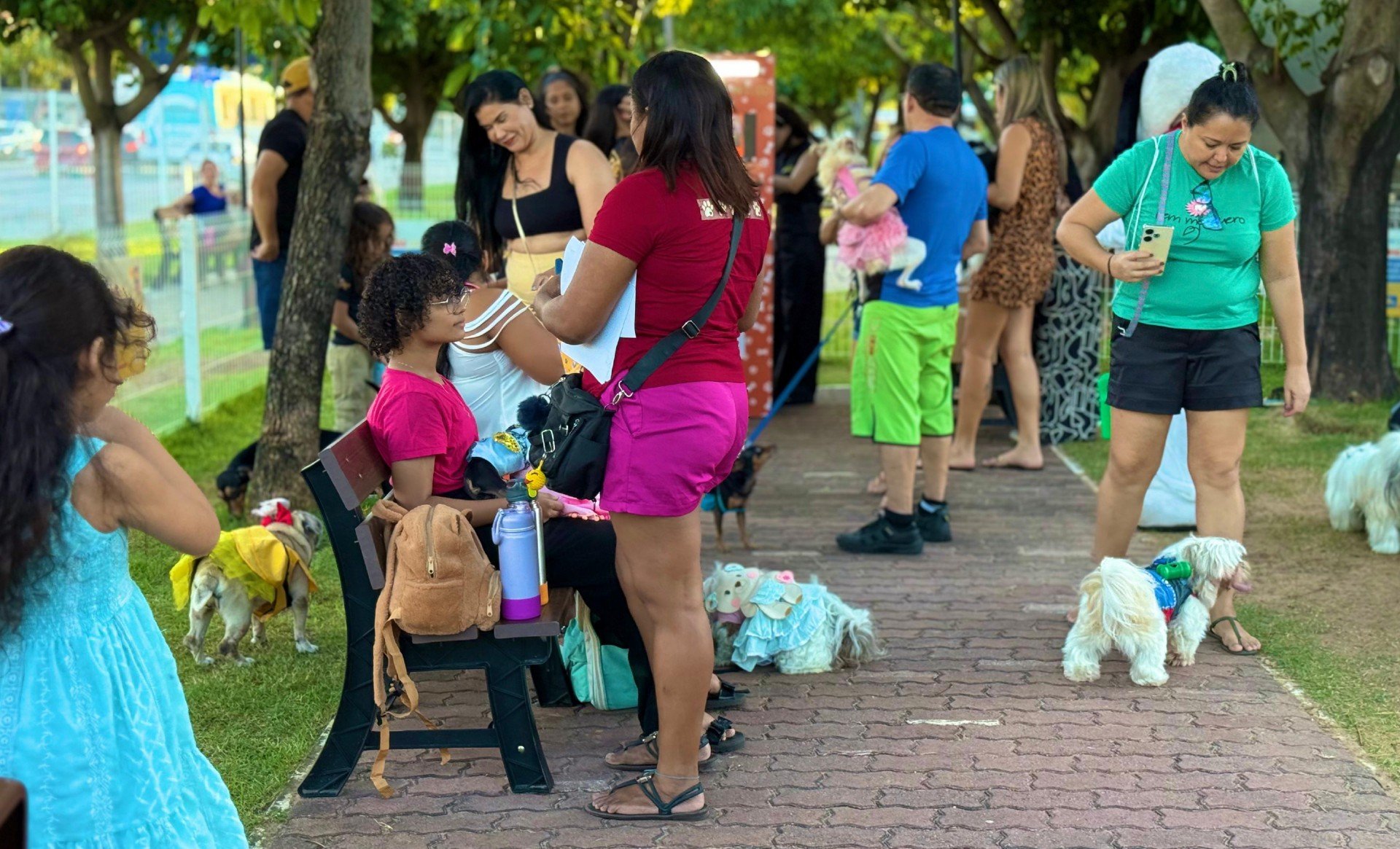 Pessoas com cachorros no Parcão