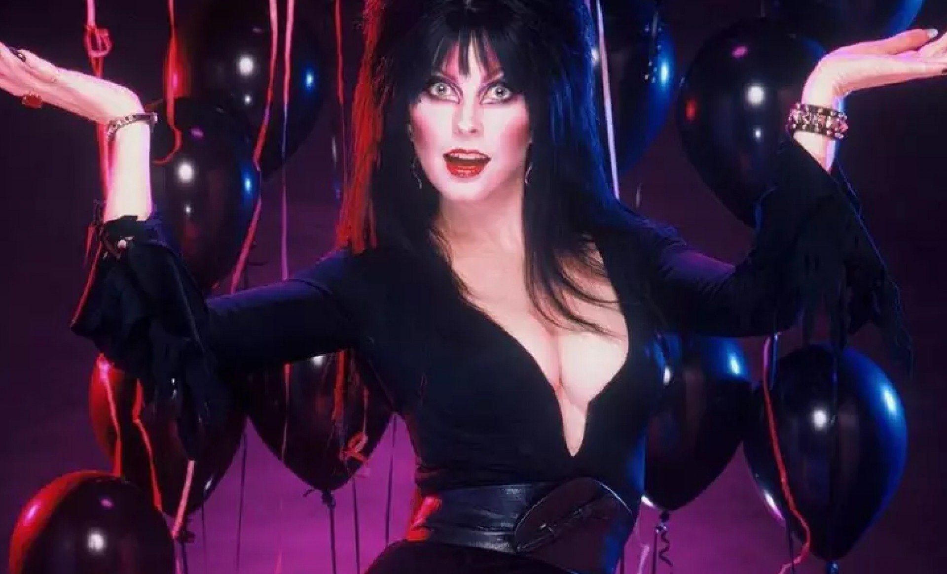 Personagem Elvira com as mãos levantadas Personagem Elvira com as mãos levantadas