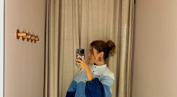 Jaqueta em jeans color block que marcou a estética retrô dos anos 80/90
