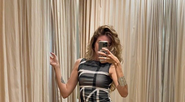 Top sem mangas com print gráfico em preto e branco, remetendo a uma estética oriental minimalista