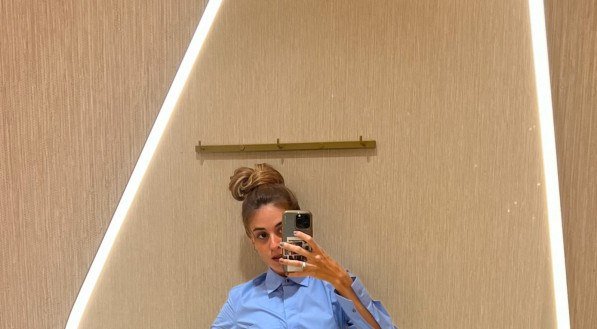 Camisa estruturada azul com corte alfaiataria repaginado, evocando o escritório dos anos 90