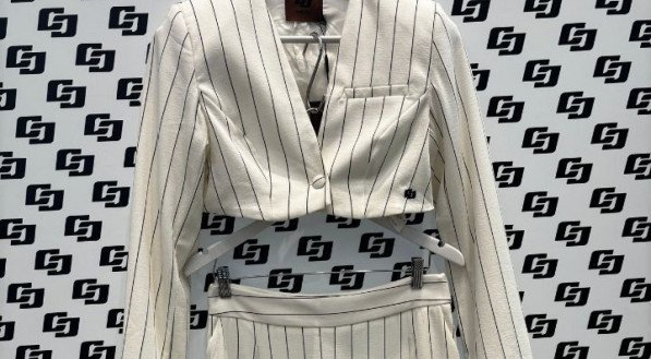 Blazer: 897 por 448,50; Calça: 698 por 349