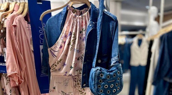 Vestido: De 679 por 499; Jaqueta: De 549 por 399; Bolsa: De 479 por 199